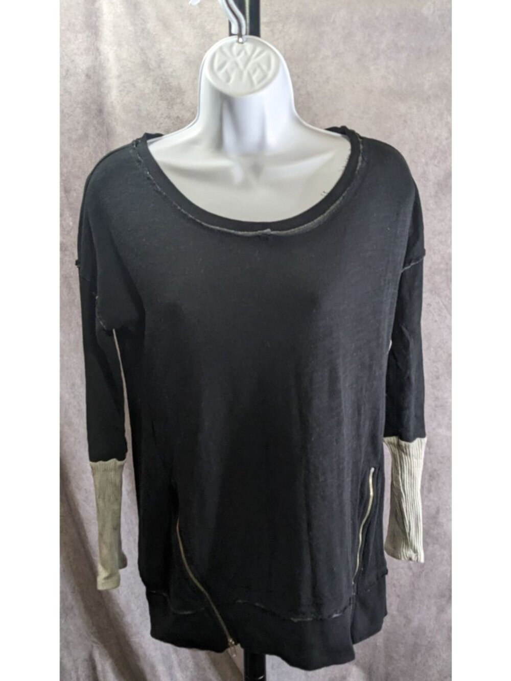 Americanable Black Grunge Top With Distressed Hem & Grey Ribbed Sleeves Side Zip
